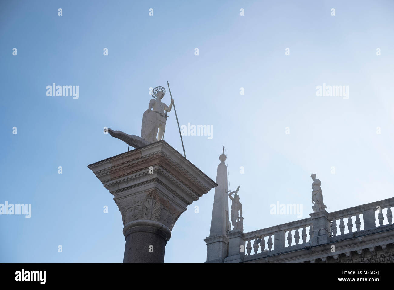 Venezia, Italia: Colonna a piazza San Marco e il Palazzo Ducale, parzialmente avvolto nella nebbia. Marzo 2018 Foto Stock
