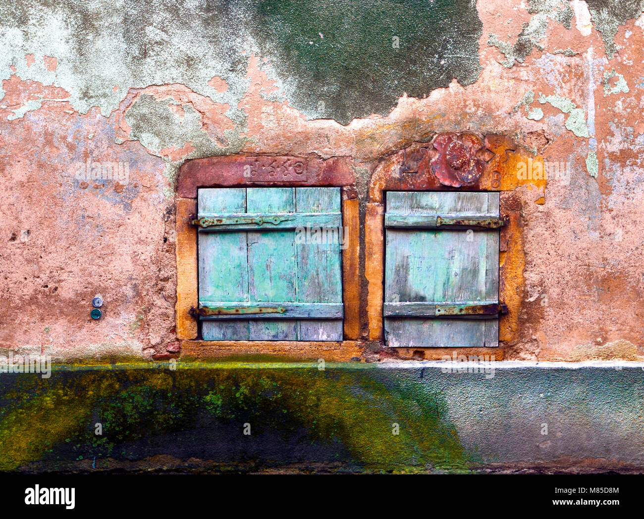 Una vista ravvicinata di una parte di un finestrino colorato di un abitazione medievale di Turckheim, Alsazia, Francia Foto Stock