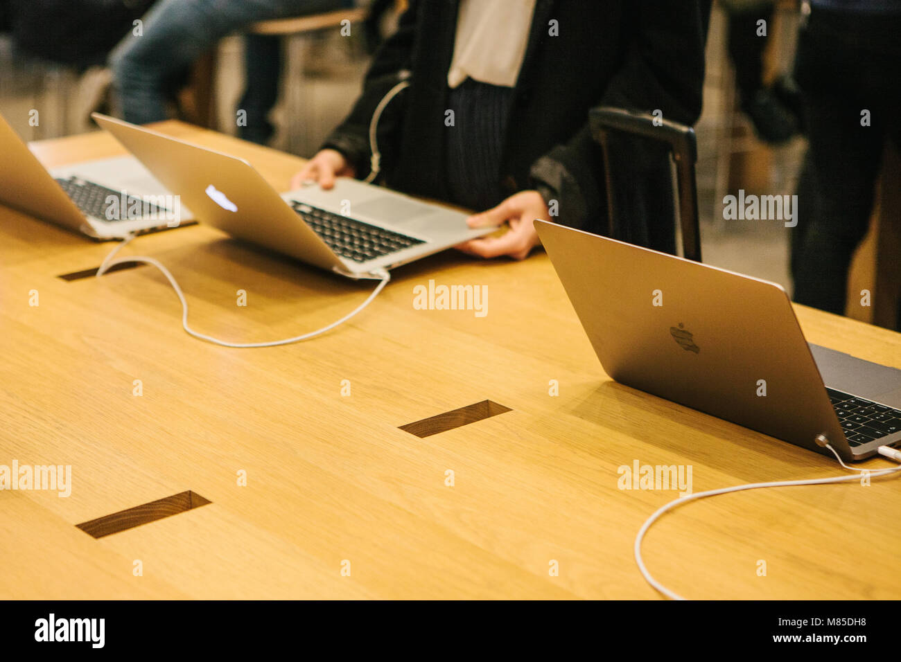 La presentazione dei nuovi prodotti Apple nella gazzetta Apple store. Gli acquirenti sono a guardare il nuovo MacBook Pro per l'acquisto. Il tanto atteso evento. Foto Stock