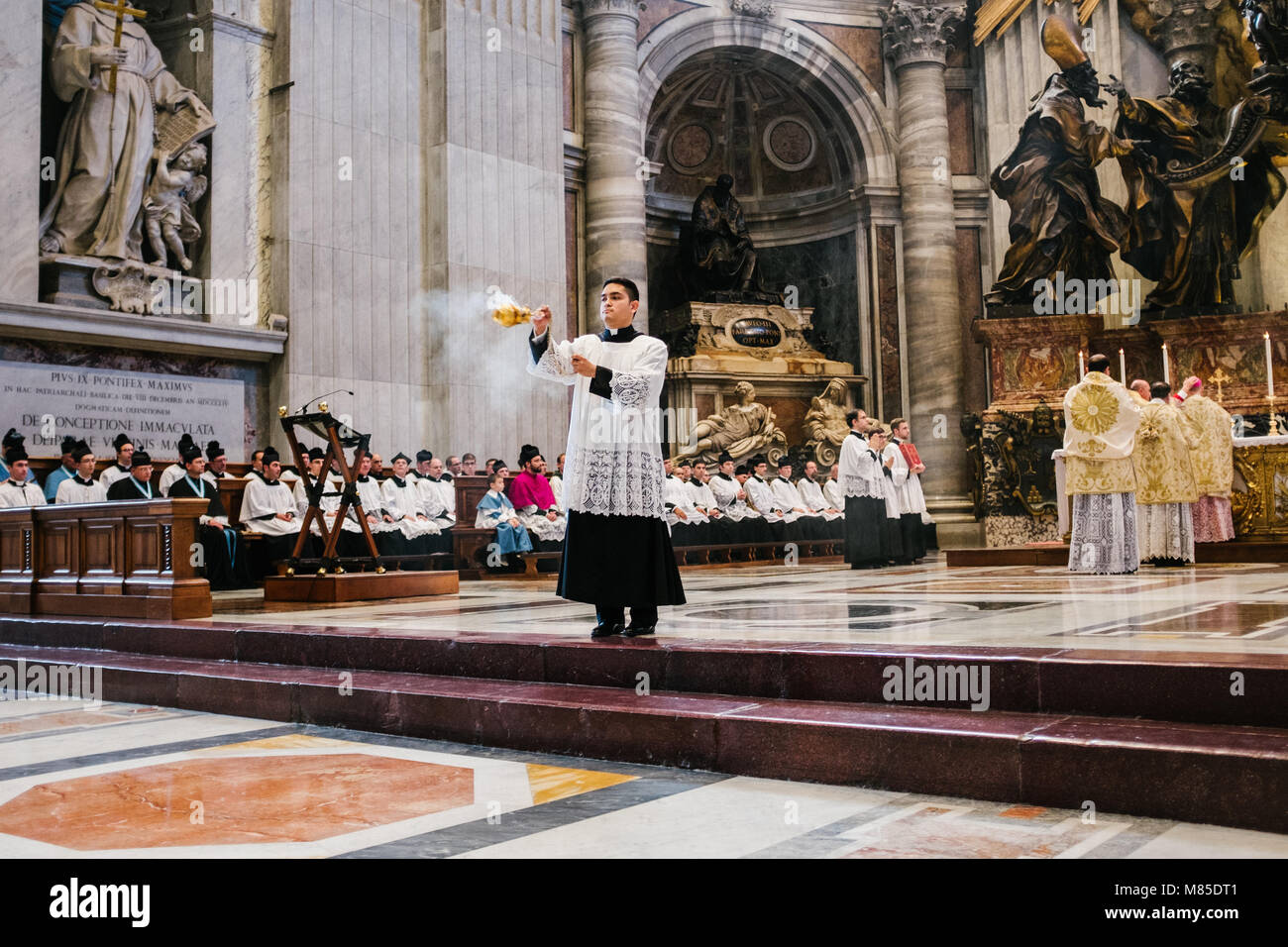 Rome-Italy-10-24-2015. La Santa Messa pontificale in un rito antico presso la Cattedra di San Pietro, la Santa Messa in latino, nella Basilica di San Pietro in Vati Foto Stock