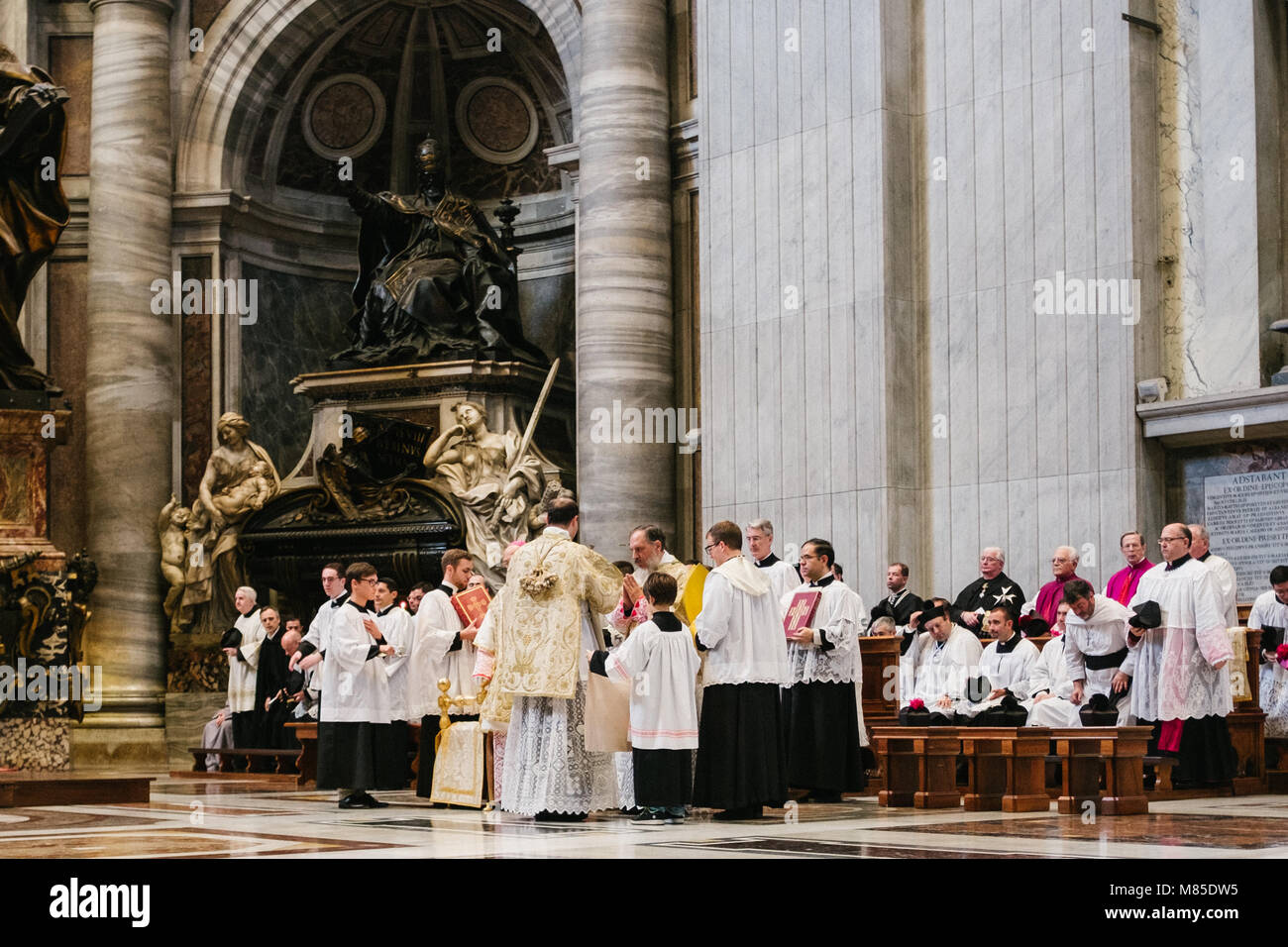 Rome-Italy-10-24-2015. La Santa Messa pontificale in un rito antico presso la Cattedra di San Pietro, la Santa Messa in latino, nella Basilica di San Pietro in Vati Foto Stock
