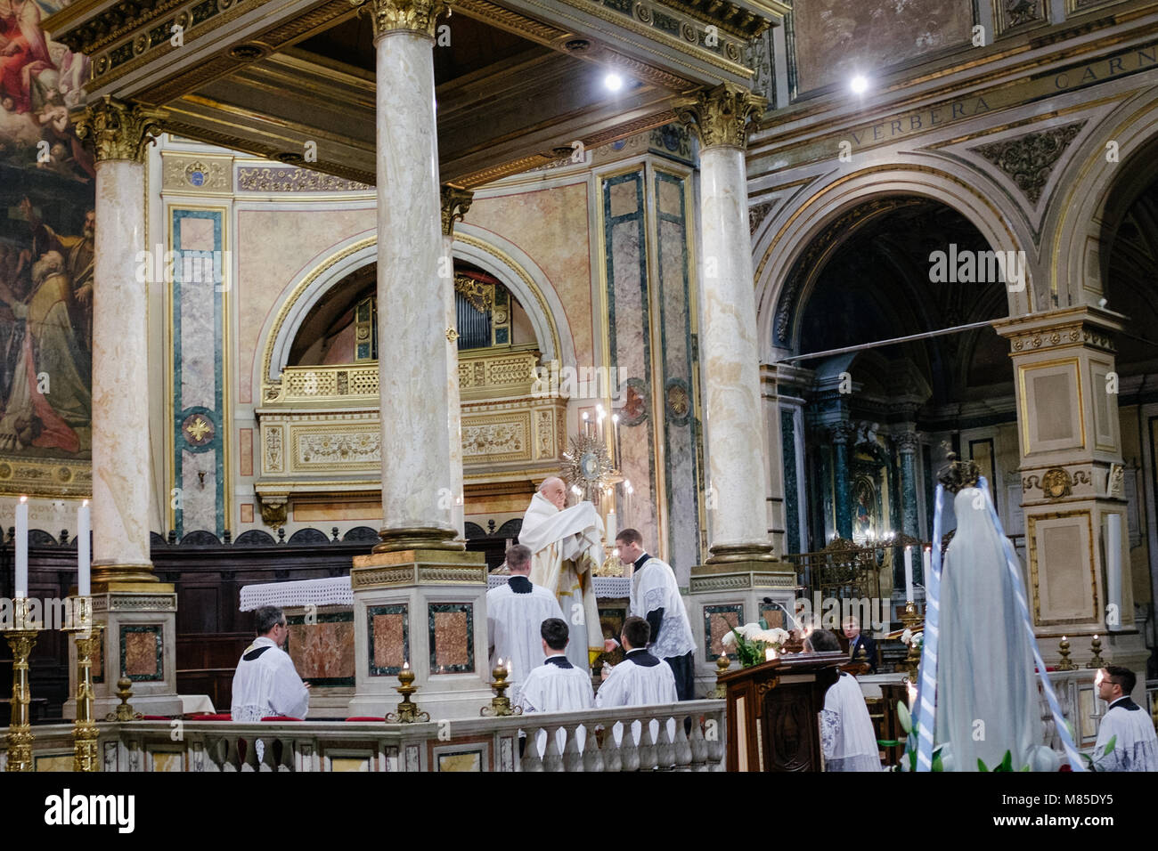 Rome-Italy-10-24-2015. La Santa Messa pontificale in un rito antico presso la Cattedra di San Pietro, la Santa Messa in latino, nella Basilica di San Pietro in Vati Foto Stock