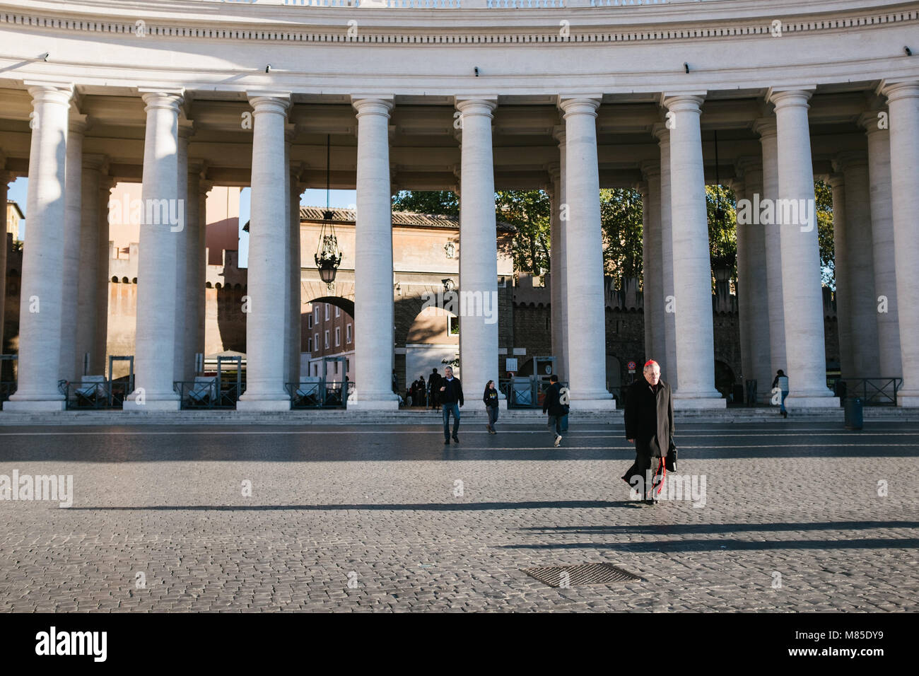Rome-Italy-10-24-2015. La Santa Messa pontificale in un rito antico presso la Cattedra di San Pietro, la Santa Messa in latino, nella Basilica di San Pietro in Vati Foto Stock