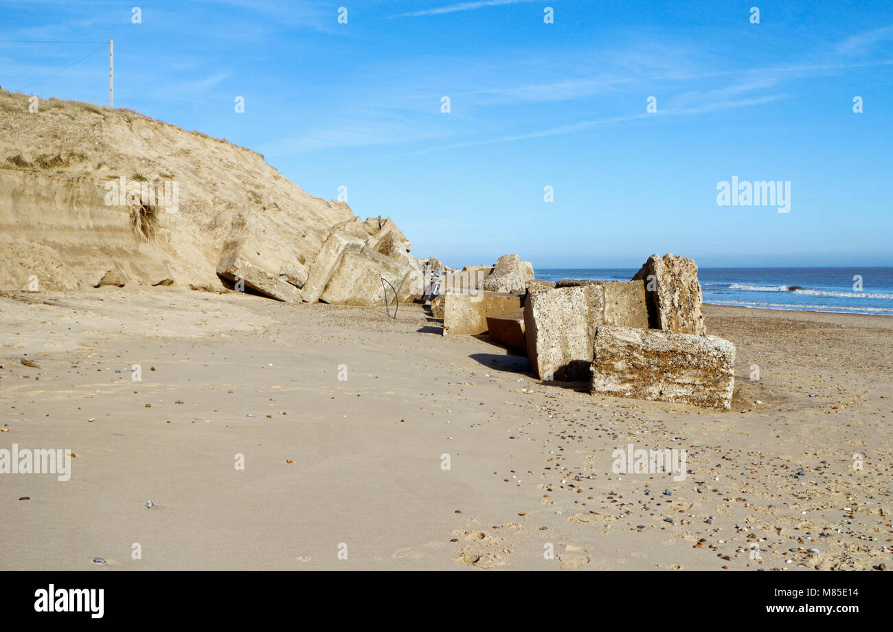 Una vista di eroso le dune di sabbia e di vecchi sistemi di difesa sulla East Norfolk costa a Winterton-on-Sea, Norfolk, Inghilterra, Regno Unito, Europa. Foto Stock