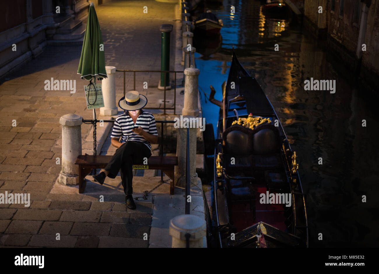 Gondoliere di notte a Venezia Foto Stock
