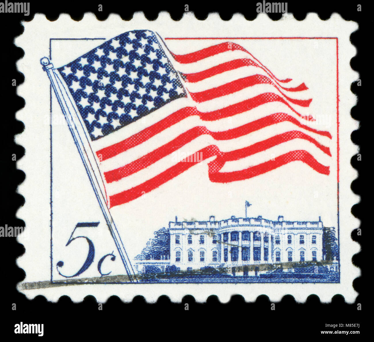 Stati Uniti d'America - 1962 CIRCA: utilizzate un francobollo da Stati Uniti raffigurante una illustrazione della bandiera americana e la Casa Bianca a Washington Foto Stock