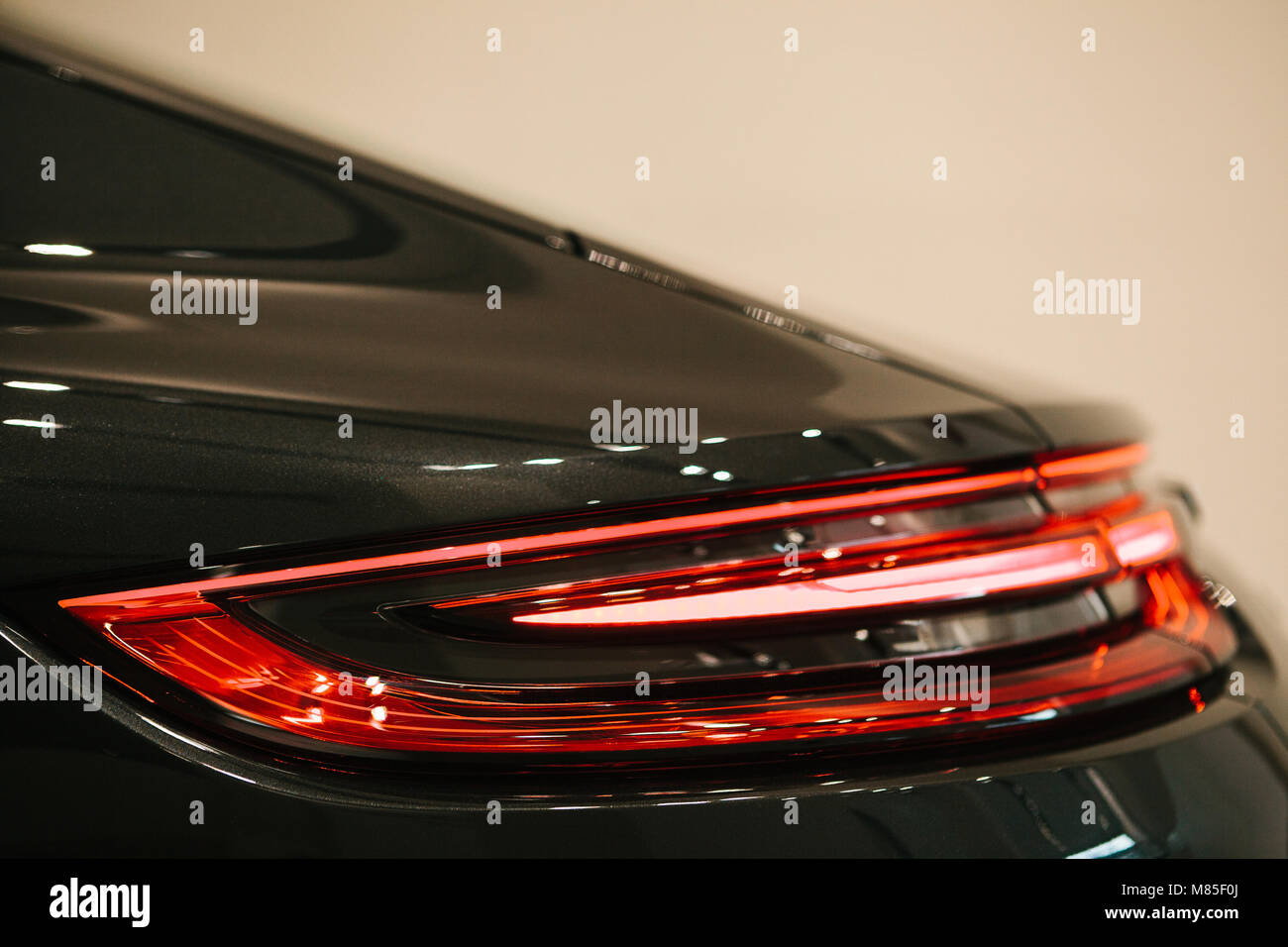 Close-up. Dettaglio di un'auto di lusso - elegante lampada di coda Foto Stock