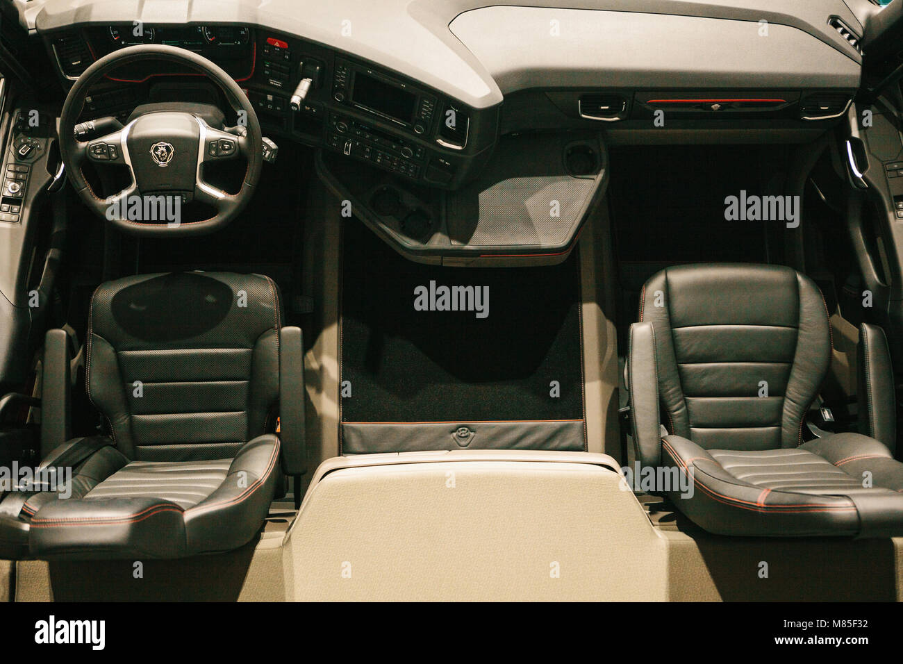 Close-up interno della cabina del nuovo modello di autocarro Scania Foto  stock - Alamy