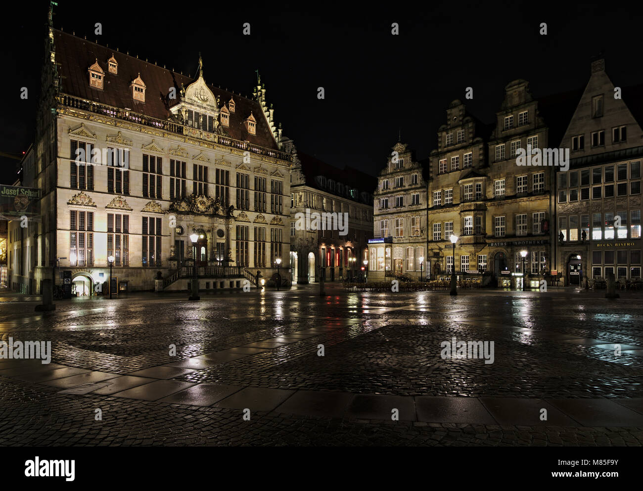 Bremen, Germania - Marzo 12th, 2018 - la storica piazza del mercato di Brema, Germania con la Camera di Commercio e vari altri edifici storici Foto Stock