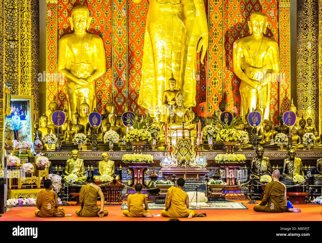 Vista su monky buddisti pregano in Wat Chedi Luang tempio di Chaing Mai Foto Stock