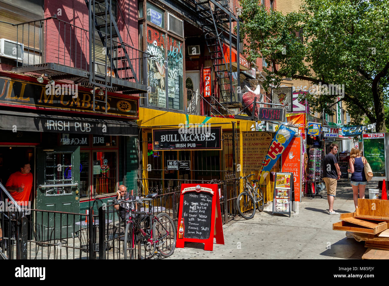 Bull McCabes Irish Pub in St Marks Place, nel Villaggio Est, Manhattan, New York City Foto Stock