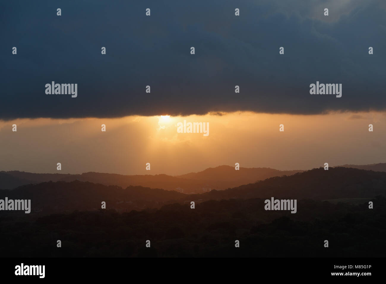 Canale di Panama con cielo nuvoloso al tramonto Foto Stock