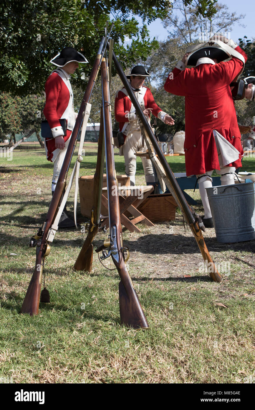 La fanteria britannica armi ad una rievocazione storica di una rivoluzione americana battaglia in Huntington Beach California USA Foto Stock