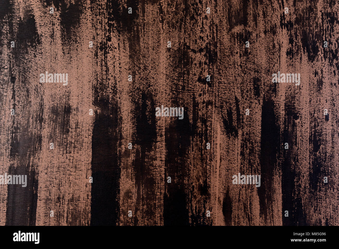 Mescolate strisce verticali di uno spessore di vernice in sfumature di nero e marrone su tavola in legno Foto Stock