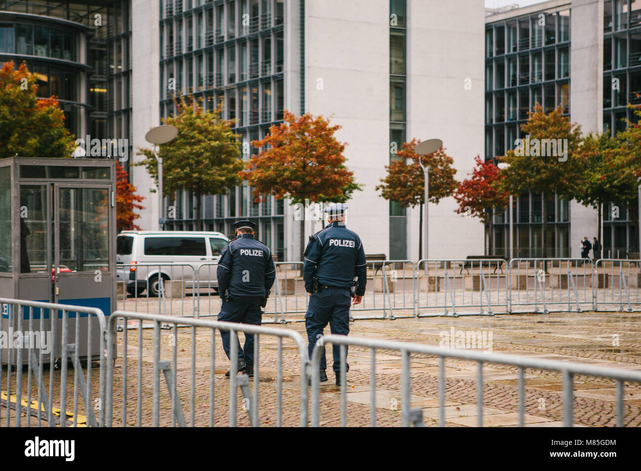 La presenza della polizia per le strade della città. Tutela dell'ordine pubblico e la protezione dei cittadini. La legge e l'ordine. Due poliziotti pattugliano. Foto Stock