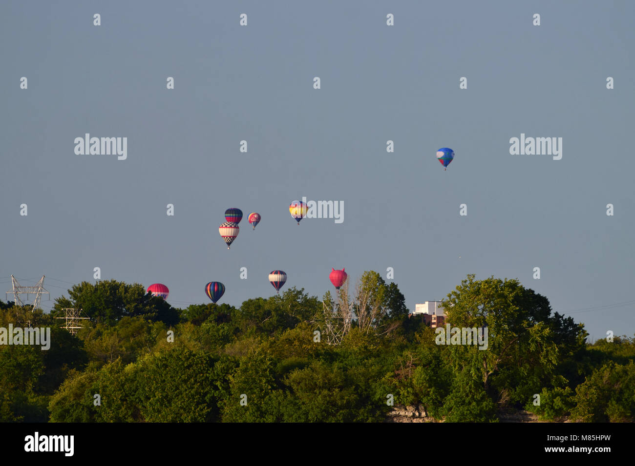 Hot Air baloons oltre il fiume Ottawa, come parte del Festival annuale des mongolfieres in Gatineau Foto Stock
