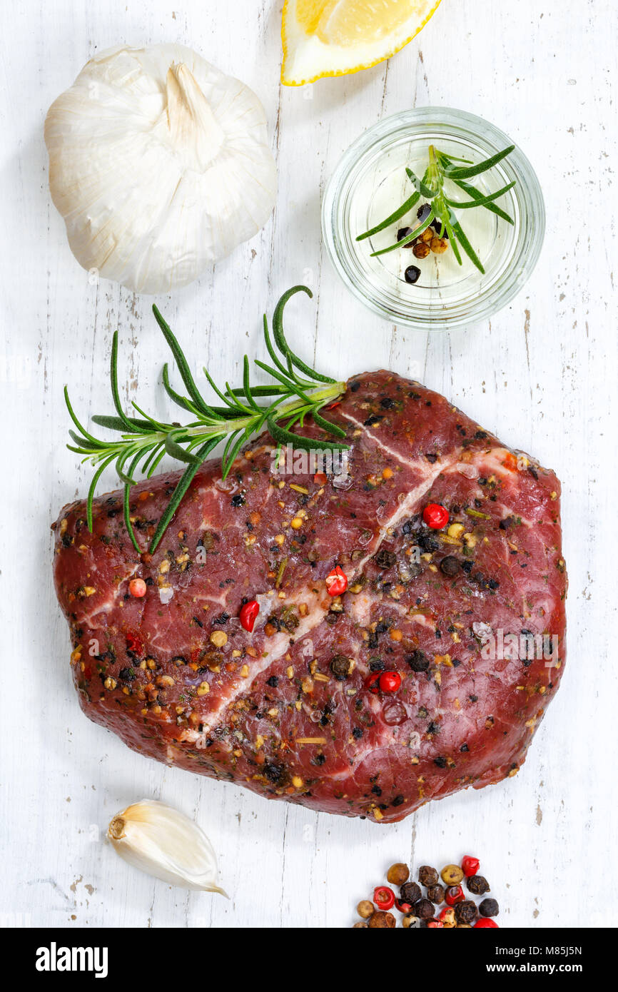 Carne di manzo crudo steak formato ritratto vista in pianta da sopra Foto Stock