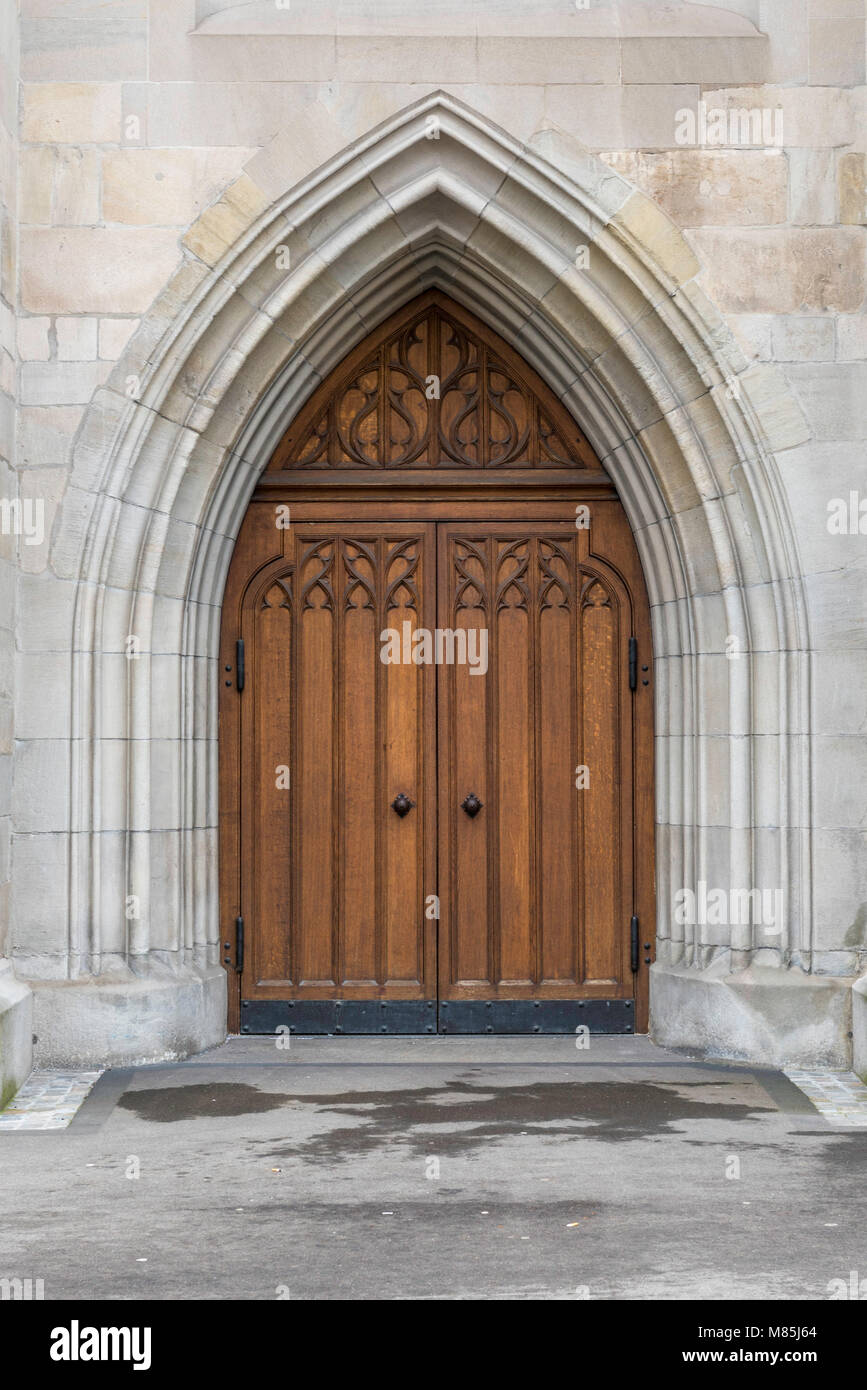 Vecchia cattedrale di legno porta a Zurigo, Svizzera Foto Stock