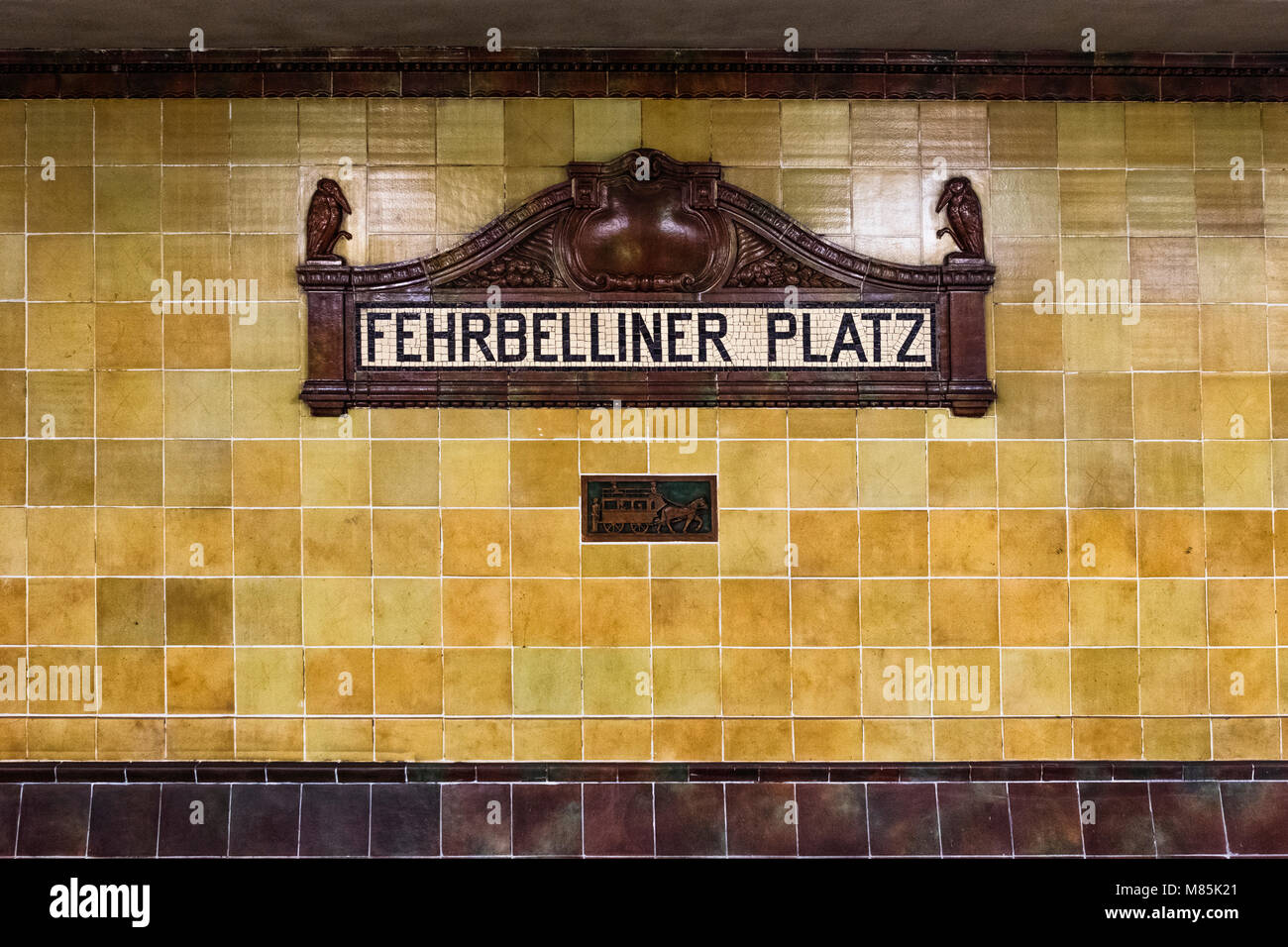 Wilmersdorf,Fehrbelliner Platz della U-Bahn metropolitana stazione ferroviaria interno con brown & color senape pareti piastrella,decorativo nome mosaico Foto Stock