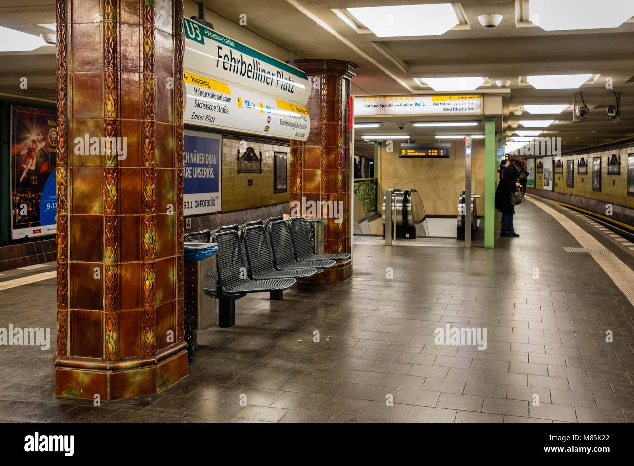 Wilmersdorf,Fehrbelliner Platz della U-Bahn metropolitana stazione ferroviaria interno con brown & color senape pareti piastrella,piastrelle decorative pilastri Foto Stock