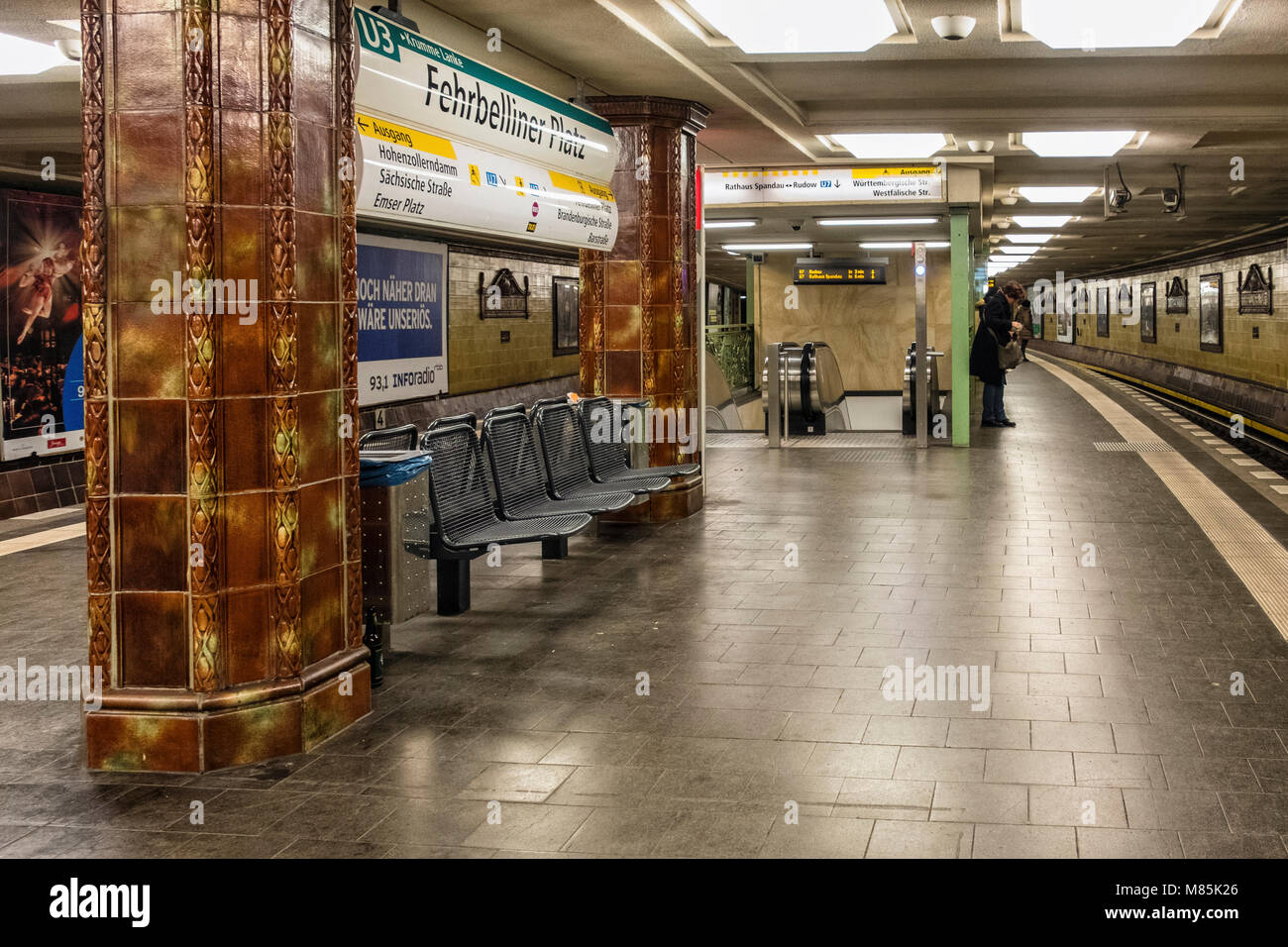 Wilmersdorf,Fehrbelliner Platz della U-Bahn metropolitana stazione ferroviaria interno con brown & color senape pareti piastrella,piastrelle decorative pilastri Foto Stock