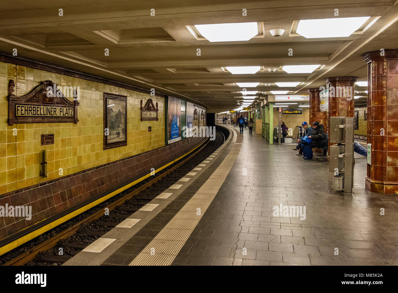 Wilmersdorf,Fehrbelliner Platz della U-Bahn metropolitana stazione ferroviaria interno con brown & color senape pareti piastrella,mosaico decorativo nome,vecchie foto Foto Stock