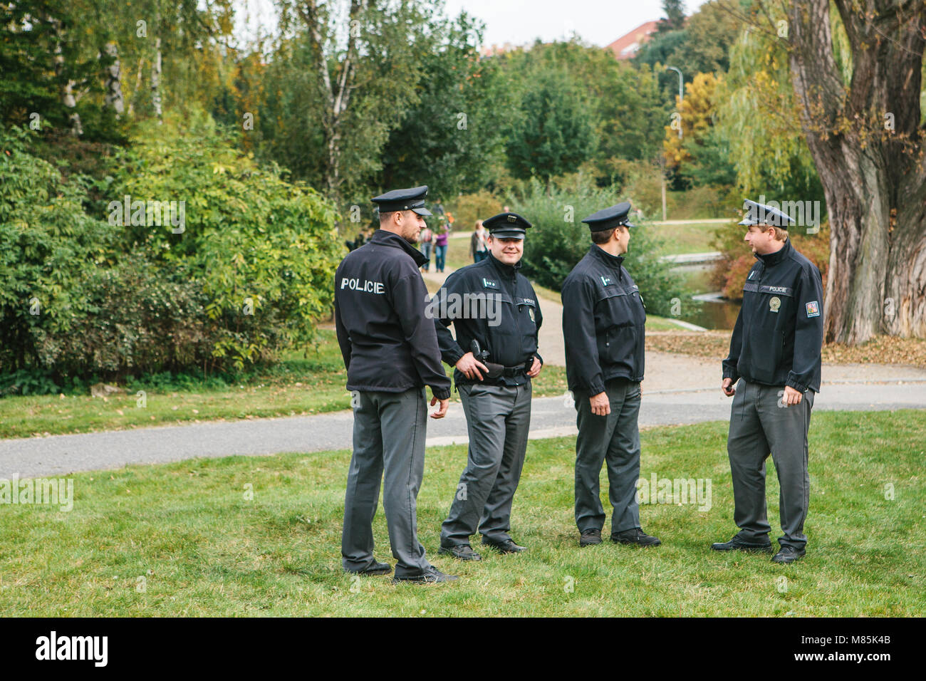 Praga, 23 Settembre 2017: Celebrare la tradizionale tedesco del festival della birra Oktoberfest. La polizia di proteggere l'ordine pubblico in un evento pubblico. Protezione dei Foto Stock