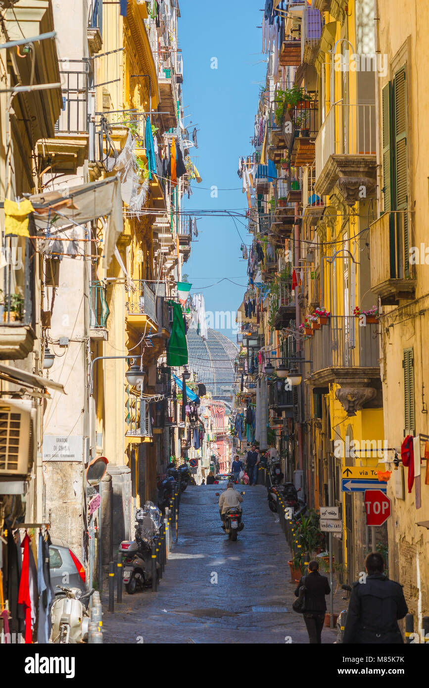 Via Napoli Italia, vista di una strada tipica nel centro storico quartiere spagnolo nel centro di Napoli con la Galleria Umberto in lontananza, Italia Foto Stock