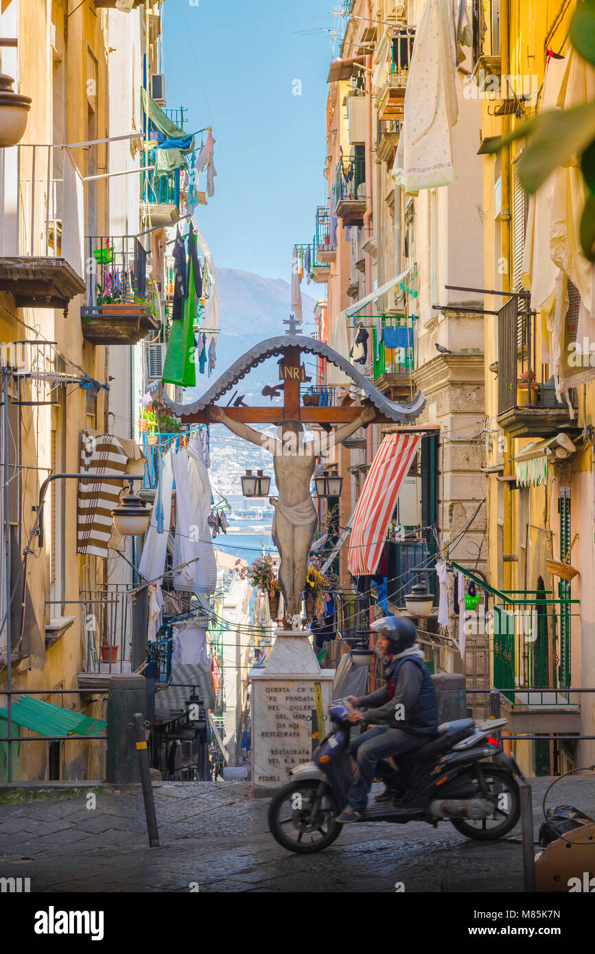 Napoli città d'Italia, vista del monumento alle vittime del colera sotto forma di un crocifisso a grandezza naturale situato al centro del quartiere spagnolo di Napoli, Italia Foto Stock