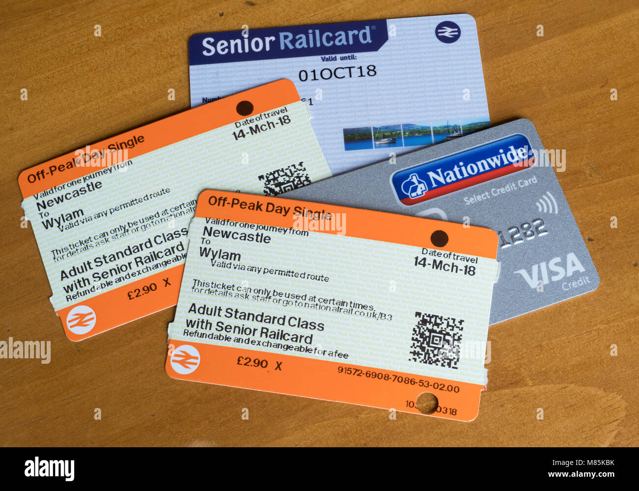 Acquisto di biglietti del treno utilizzando un Senior Railcard e una carta di credito concetto. Foto Stock