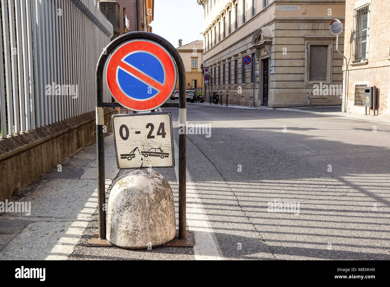 Nessun segno di arresto sulla strada egli nell'urbano e centro città Foto Stock