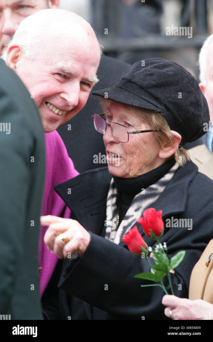 La maggior parte Rev Dr Edward Daly condivide una barzelletta con Frank la moglie Ruth dopo Frank Carson funerale, Belfast, Irlanda del Nord, Sabato, 3 marzo 2012. Foto/Paolo McErlane Foto Stock