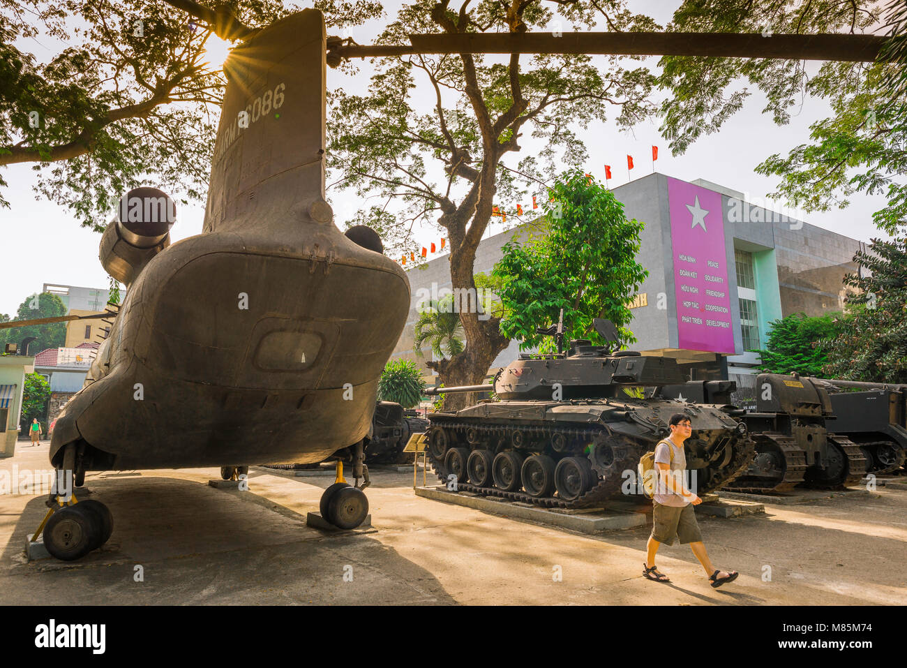 War Remnants Museum Vietnam, vista delle attrezzature militari statunitensi scartate in mostra al di fuori del Museo Dei Resti della guerra nella città di ho Chi Minh, HCMC. Foto Stock