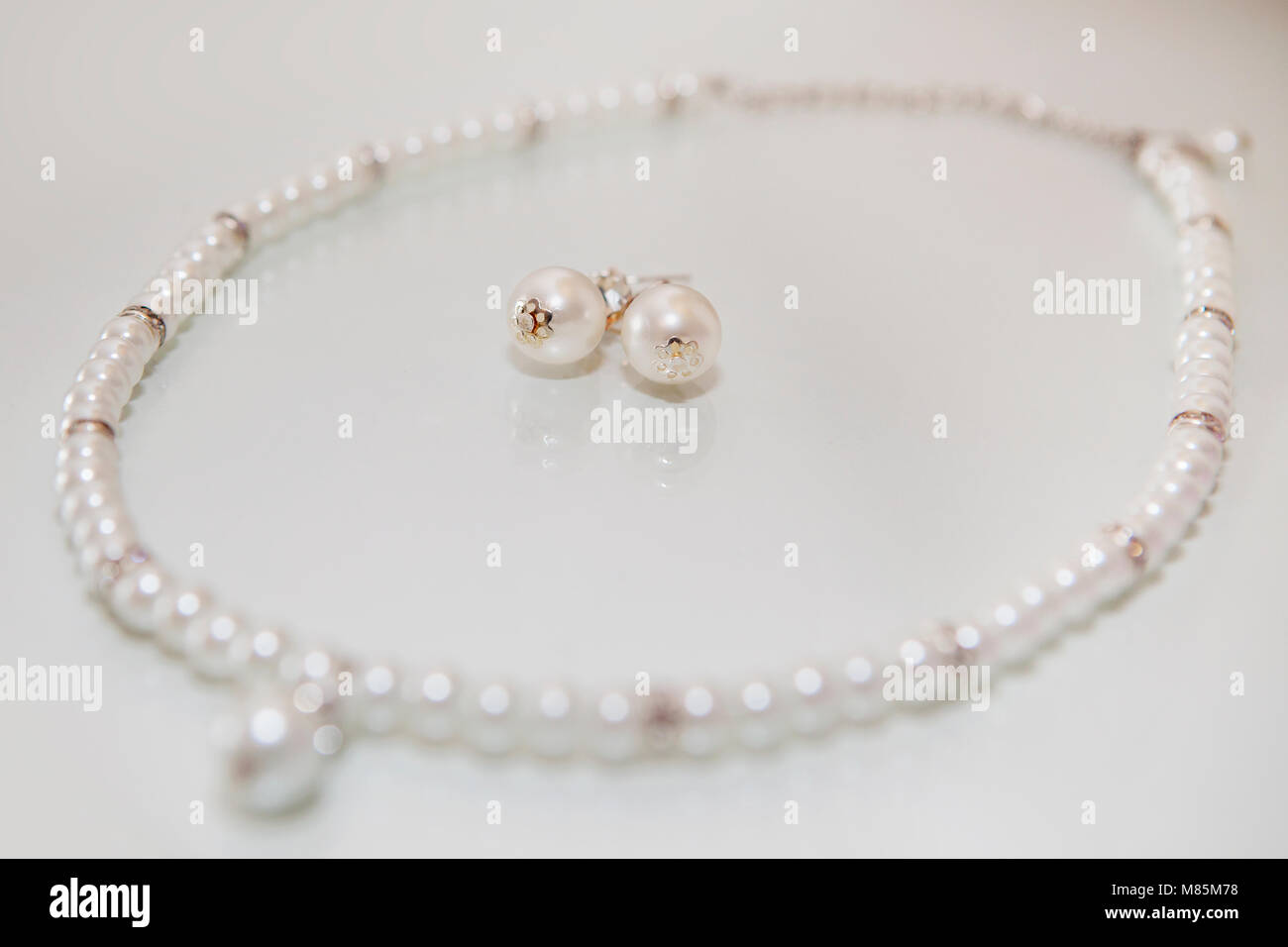 Orecchini perla all'interno della collana di perle. Foto Stock
