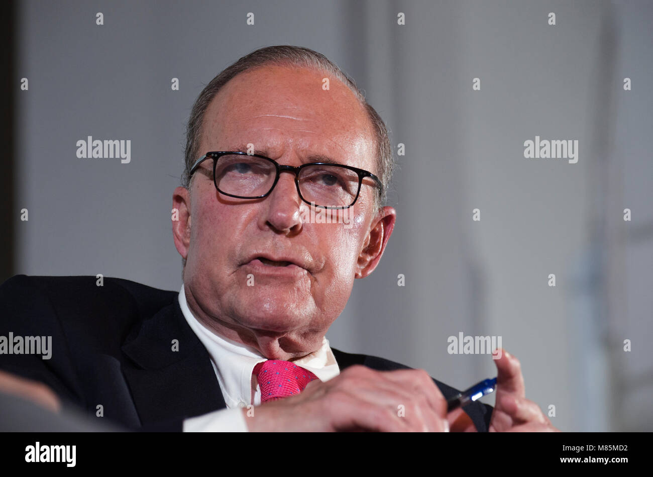 Larry Kudlow sul palco durante il panel di discussione " Trovare un terreno comune su imposte" in Nantucket, ma nel luglio del 2016. Diverse centinaia di persone hanno partecipato alla manifestazione pubblica dal terreno comune il Comitato alla Unitarian Meeting House in Nantucket Massachusetts. La manifestazione comprendeva una discussione tra Kudlow e ex congressista democratico Barney Frank. Kudlow un CNBC commentatore televisivo è stato nominato dagli Stati Uniti Presidente Donald Trump a sostituire Gary Cohn come il Presidente del capo consulente economico. Foto Stock