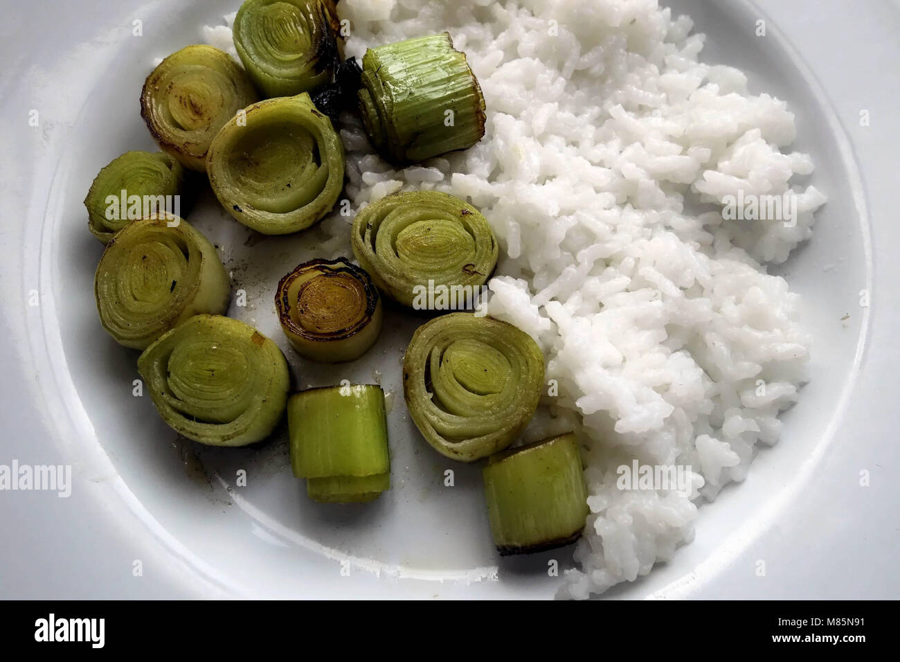 Mangiare sano - Porri imburrato con il bianco il riso a chicco lungo Foto Stock