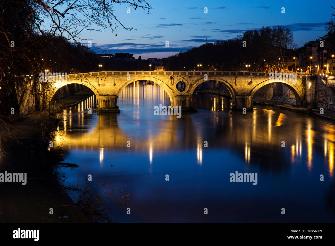 Paesaggio notturno sul fiume Tevere a Roma. Particolare del ponte Sisto a Roma. Foto Stock