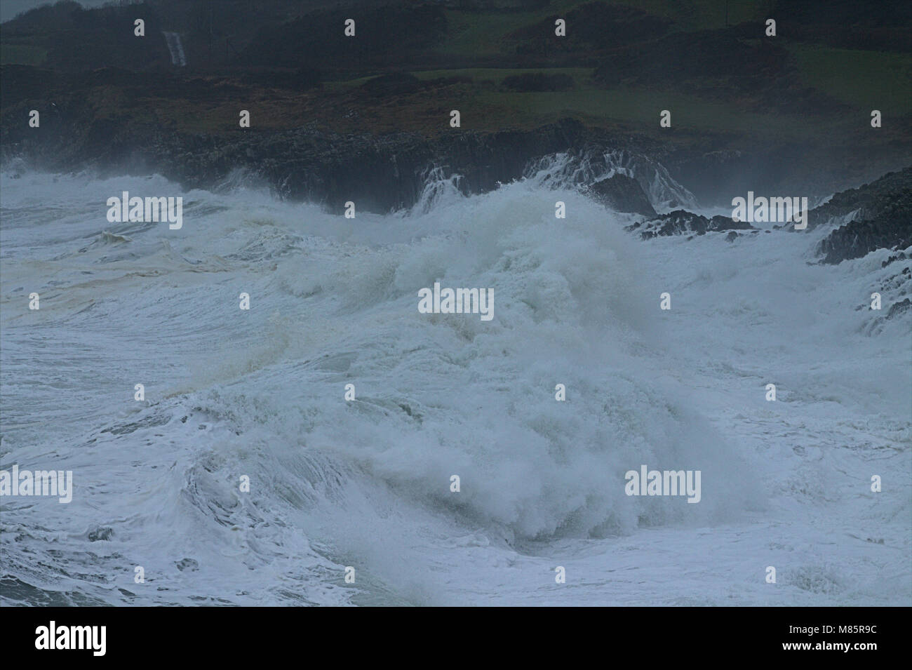 Insenatura di sabbia, Castletownshend, West Cork, Irlanda. Il 14 marzo 2018. Onde enormi pastella costa, pilotato da gale force venti. Credito: aphperspective/Alamy Live News Foto Stock