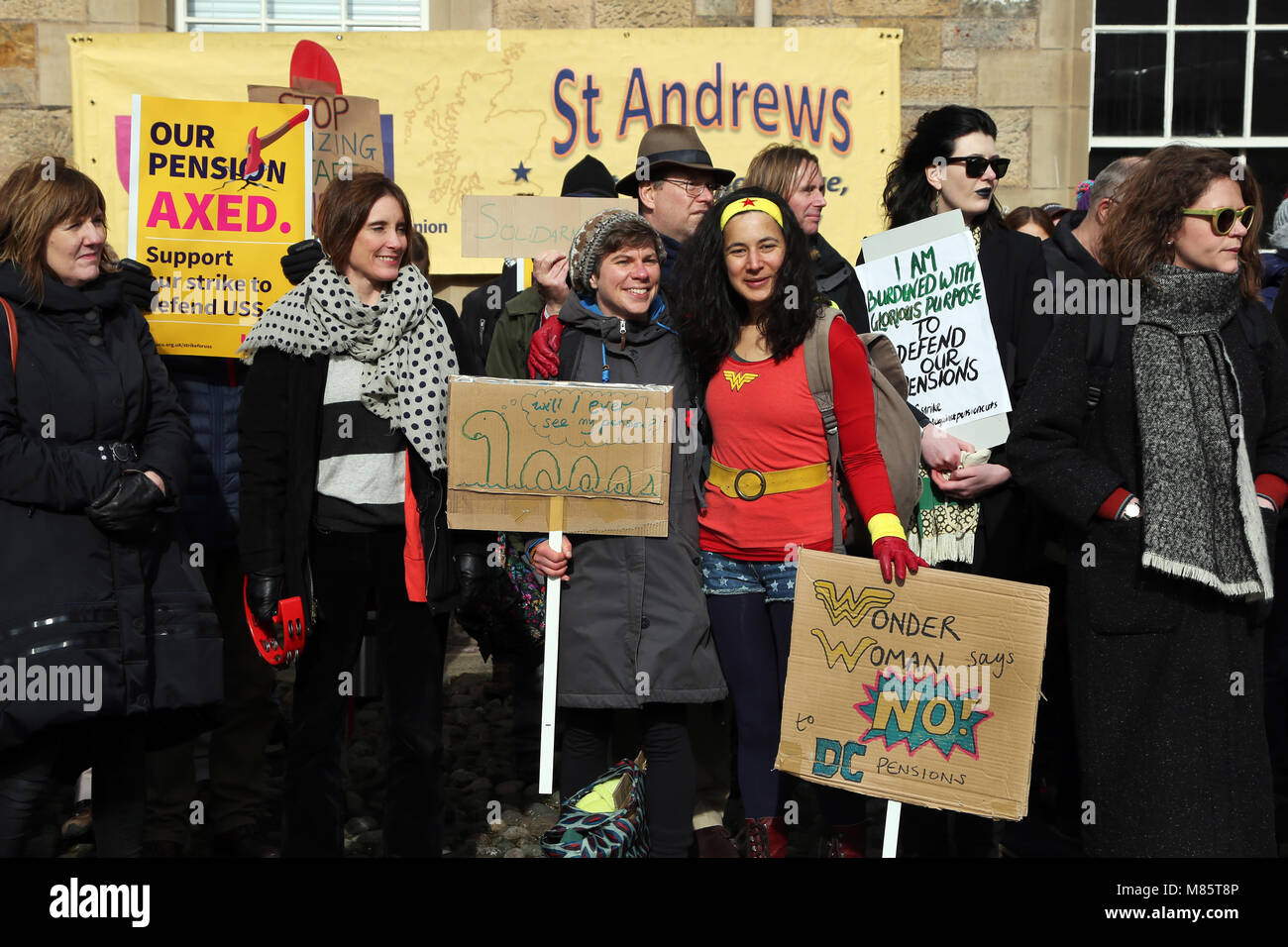 St Andrews, Scotland, Regno Unito 14 marzo 2018 più di 100 docenti universitari supportato da molti studenti hanno preso parte ad un altro giorno di azione industriale al di fuori di St Andrews University per evidenziare la loro persistente controversia sulle pensioni del personale. Questo sciopero, chiamato dall'Università e College di unione (UCU), ha avuto luogo presso le università di tutta la Gran Bretagna alla lotta per la lealtà in futuro i pagamenti pensionistici Credito: Findlay/Alamy Live News Foto Stock