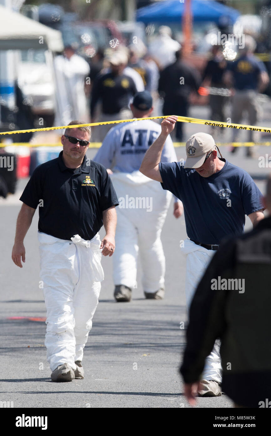 Austin, Texas, il 14 marzo 2018: FBI e agenti ATF continuerà ad indagare il terzo pacchetto il bombardamento di lunedì scorso che ferito criticamente una donna anziana in oriente Austin. Due sono stati uccisi in precedenza dal pacchetto bombe a sinistra da un aggressore sconosciuto. Credito: Bob Daemmrich/Alamy Live News Foto Stock