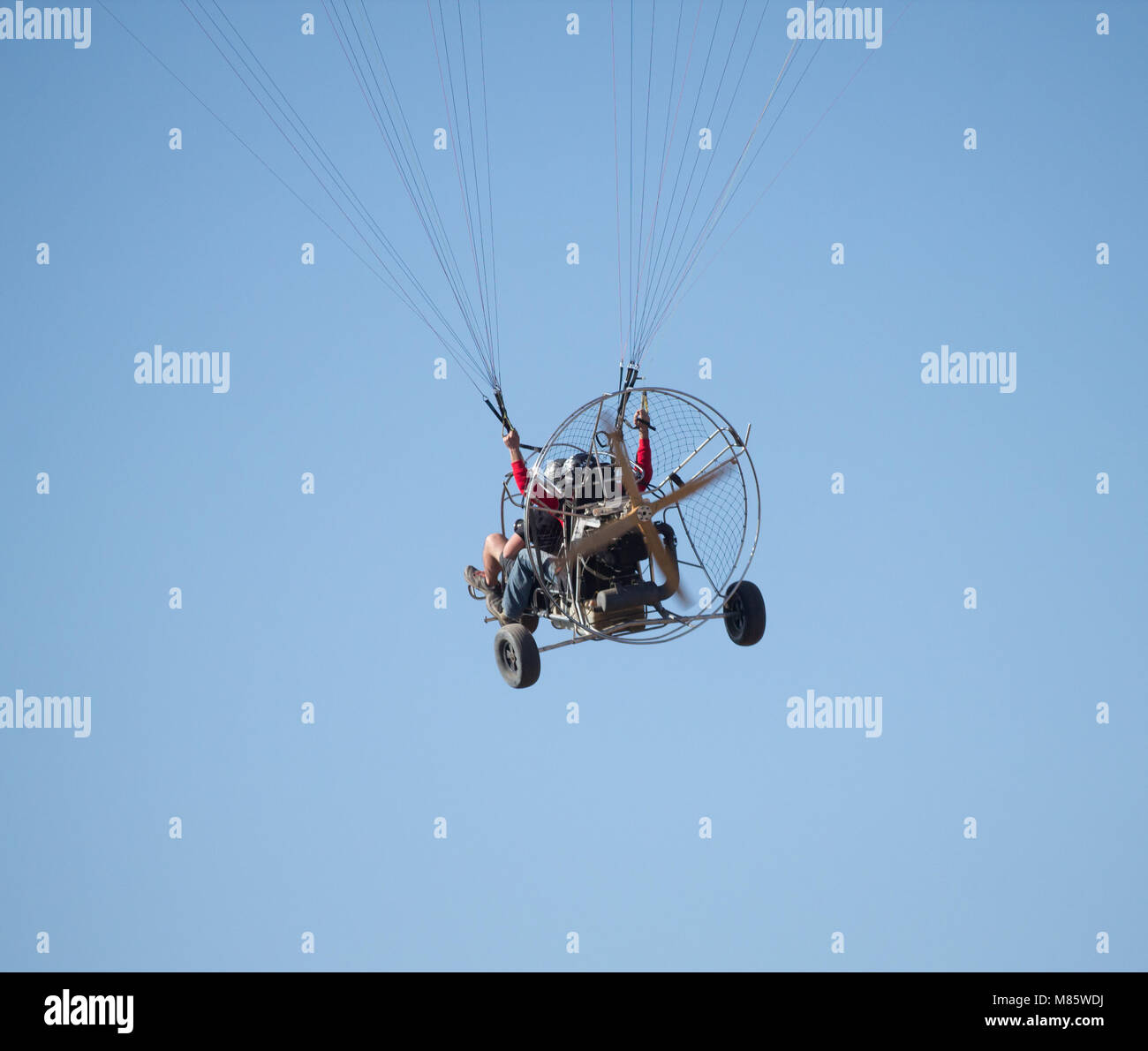 Parapendio motorizzato contro il cielo blu Foto Stock
