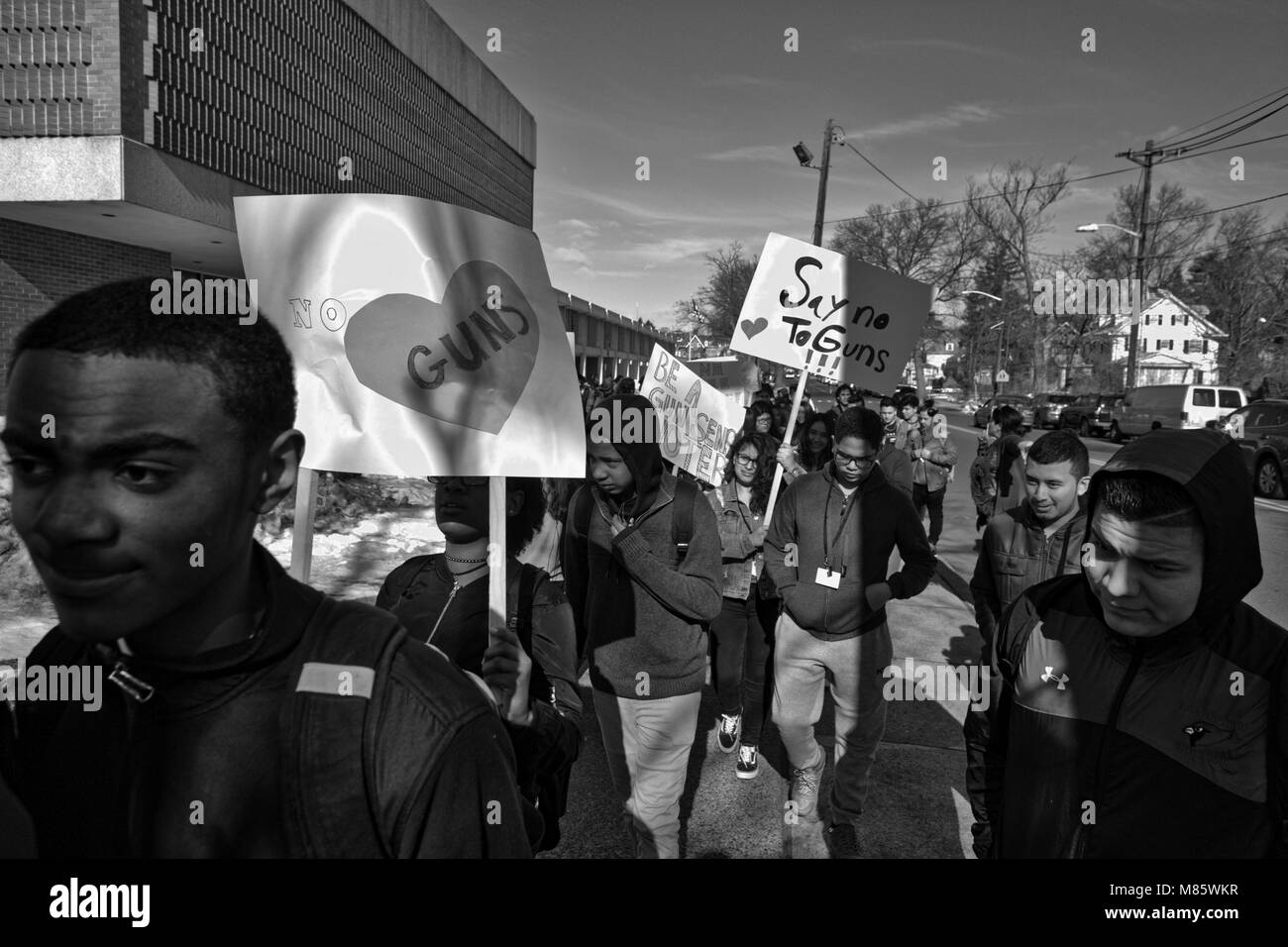 Plainfield, New Jersey, USA. Xiv Mar, 2018. Studenti NAZIONALI WALKOUT Plainfield gli studenti delle scuole superiori di Plainfield New Jersey partecipano in una scuola nazionale walkout per protestare contro la violenza della pistola e per contrassegnare un mese in quanto la massa di scatto a un parco, Fla., high school. 1500 Plainfield High School gli studenti che hanno partecipato alla manifestazione, hanno detto i funzionari. Credito: Brian Branch-Price/ZUMA filo/Alamy Live News Foto Stock Plainfield, New Jersey, USA. Xiv Mar, 2018. Studenti NAZIONALI WALKOUT Plainfield gli studenti delle scuole superiori di Plainfield New Jersey partecipano in una scuola nazionale walkout per protestare contro la violenza della pistola e per contrassegnare un mese in quanto la massa di scatto a un parco, Fla., high school. 1500 Plainfield High School gli studenti che hanno partecipato alla manifestazione, hanno detto i funzionari. Credito: Brian Branch-Price/ZUMA filo/Alamy Live News Foto Stock