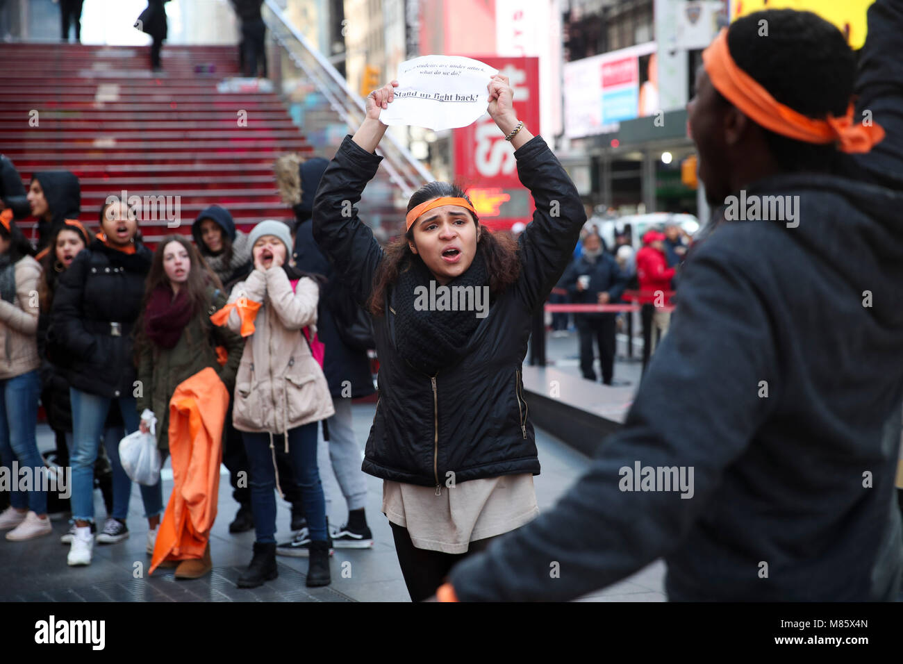 New York, Stati Uniti d'America. Xiv Mar, 2018. Gli studenti dal Civic Leadership Academy rally per protestare contro la violenza pistola a Times Square a New York, gli Stati Uniti, il 14 marzo 2018. Gli studenti che hanno partecipato a una manifestazione nazionale contro la violenza pistola " Scuola Nazionale Walkout' negli Stati Uniti il mercoledì, dopo un mese da un alta scuola riprese in Florida in cui 17 persone sono state uccise. Credito: Wang Ying/Xinhua/Alamy Live News Foto Stock