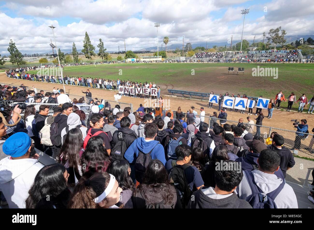 Los Angeles, Stati Uniti d'America. Xiv Mar, 2018. Gli studenti dal Politecnico Francesco di alta scuola di protesta contro la violenza pistola a Los Angeles, negli Stati Uniti, il 14 marzo 2018. Gli studenti che hanno partecipato a una manifestazione nazionale contro la violenza pistola " Scuola Nazionale Walkout' negli Stati Uniti il mercoledì, dopo un mese da un alta scuola riprese in Florida in cui 17 persone sono state uccise. Credito: Zhao Hanrong/Xinhua/Alamy Live News Foto Stock