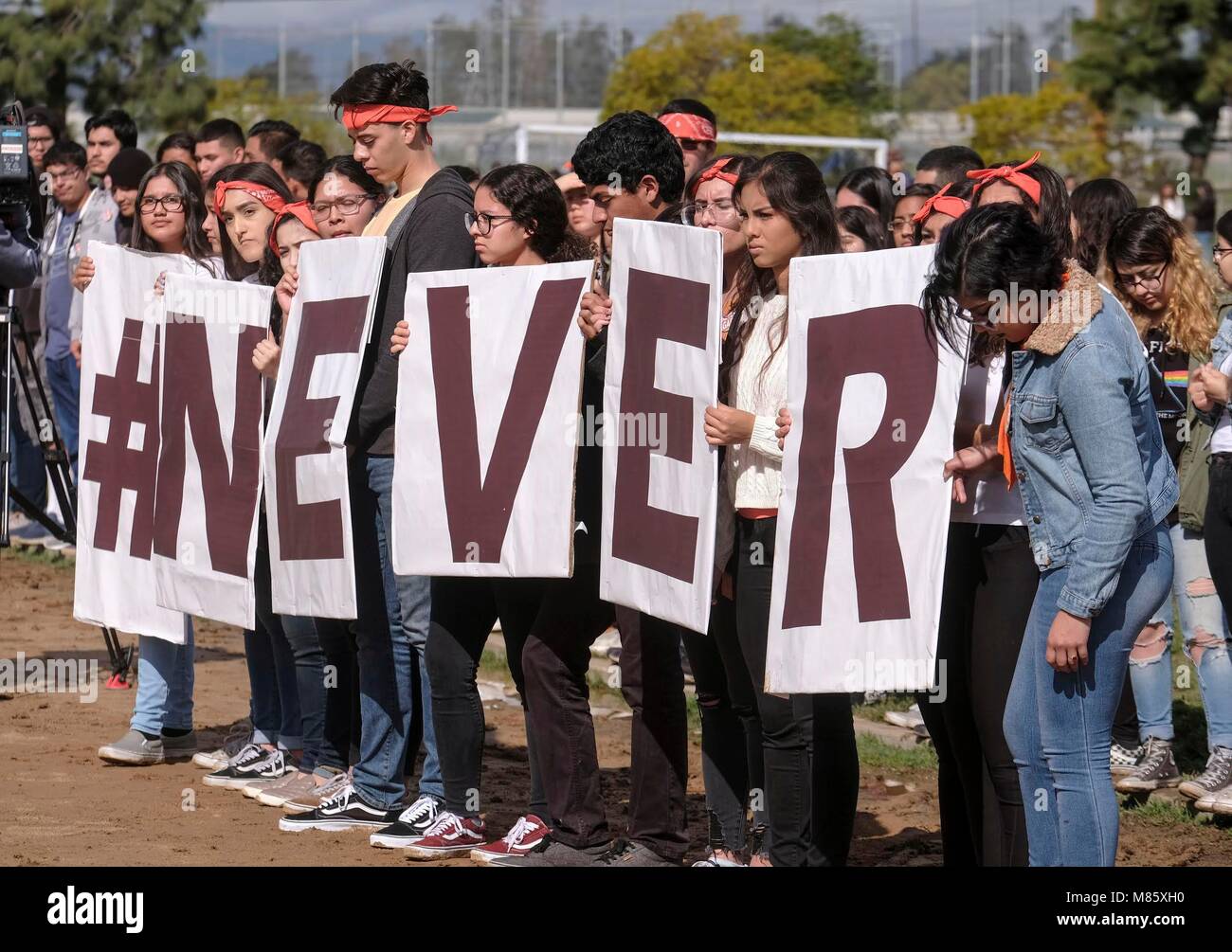 Los Angeles, Stati Uniti d'America. Xiv Mar, 2018. Gli studenti dal Politecnico Francesco di alta scuola di protesta contro la violenza pistola a Los Angeles, negli Stati Uniti, il 14 marzo 2018. Gli studenti che hanno partecipato a una manifestazione nazionale contro la violenza pistola " Scuola Nazionale Walkout' negli Stati Uniti il mercoledì, dopo un mese da un alta scuola riprese in Florida in cui 17 persone sono state uccise. Credito: Zhao Hanrong/Xinhua/Alamy Live News Foto Stock