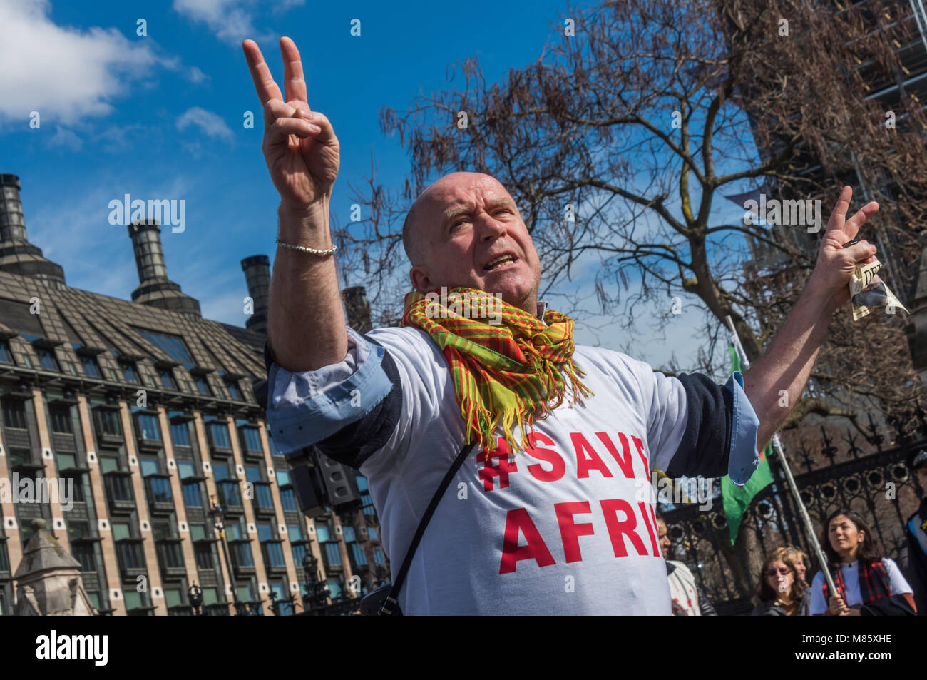 Londra, Regno Unito. Il 14 marzo 2018. Mark Campbell del Kurdistan - Campagna di Solidarietà parla come curdi bloccano la strada a Piazza del Parlamento come continuano le loro proteste a Londra sta tentando di ottenere il Regno Unito e gli altri paesi occidentali a intervenire per fermare l'invasione turca di Afrin, una zona curda di Siria sul confine turco. Le forze turche, assistita da aria russa di supporto e il libero esercito siriano che include molti ex ISIS e di al-Qaeda Fighters stanno tentando di eliminare la popolazione curda nella zona, affermando che essi sono tutti i terroristi. Le forze curde ha svolto il ruolo principale nella Foto Stock