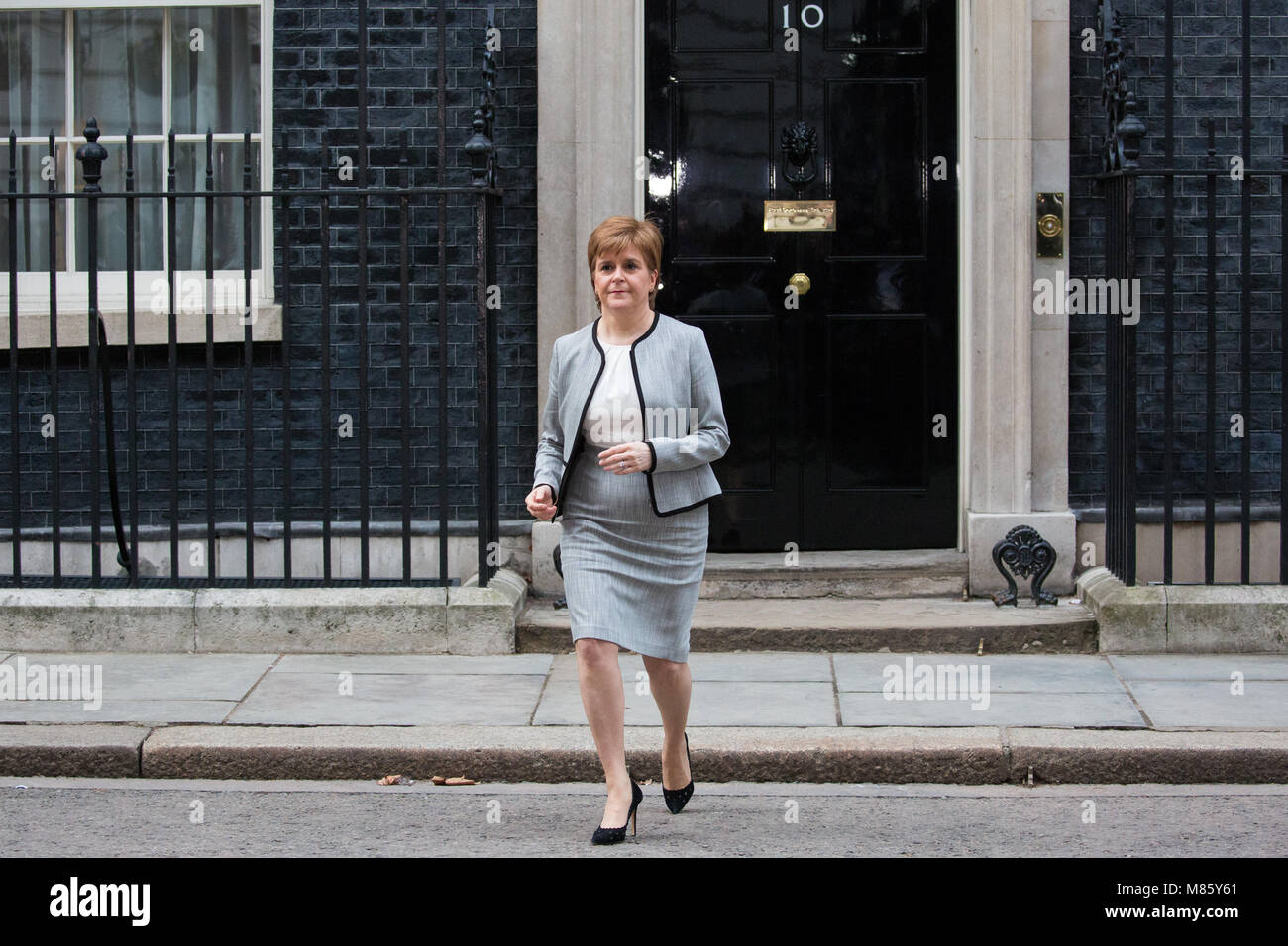 Londra, Regno Unito. Il 14 marzo 2018. Nicola storione, Primo ministro di Scozia, foglie 10 Downing Street a seguito di un incontro con il Primo Ministro Theresa Maggio. Argomenti discussi comprendevano Brexit, poteri conferiti attraverso il ritiro dell'UE Bill emendamento e l'agente nervino attentato in Salisbury. Credito: Mark Kerrison/Alamy Live News Foto Stock