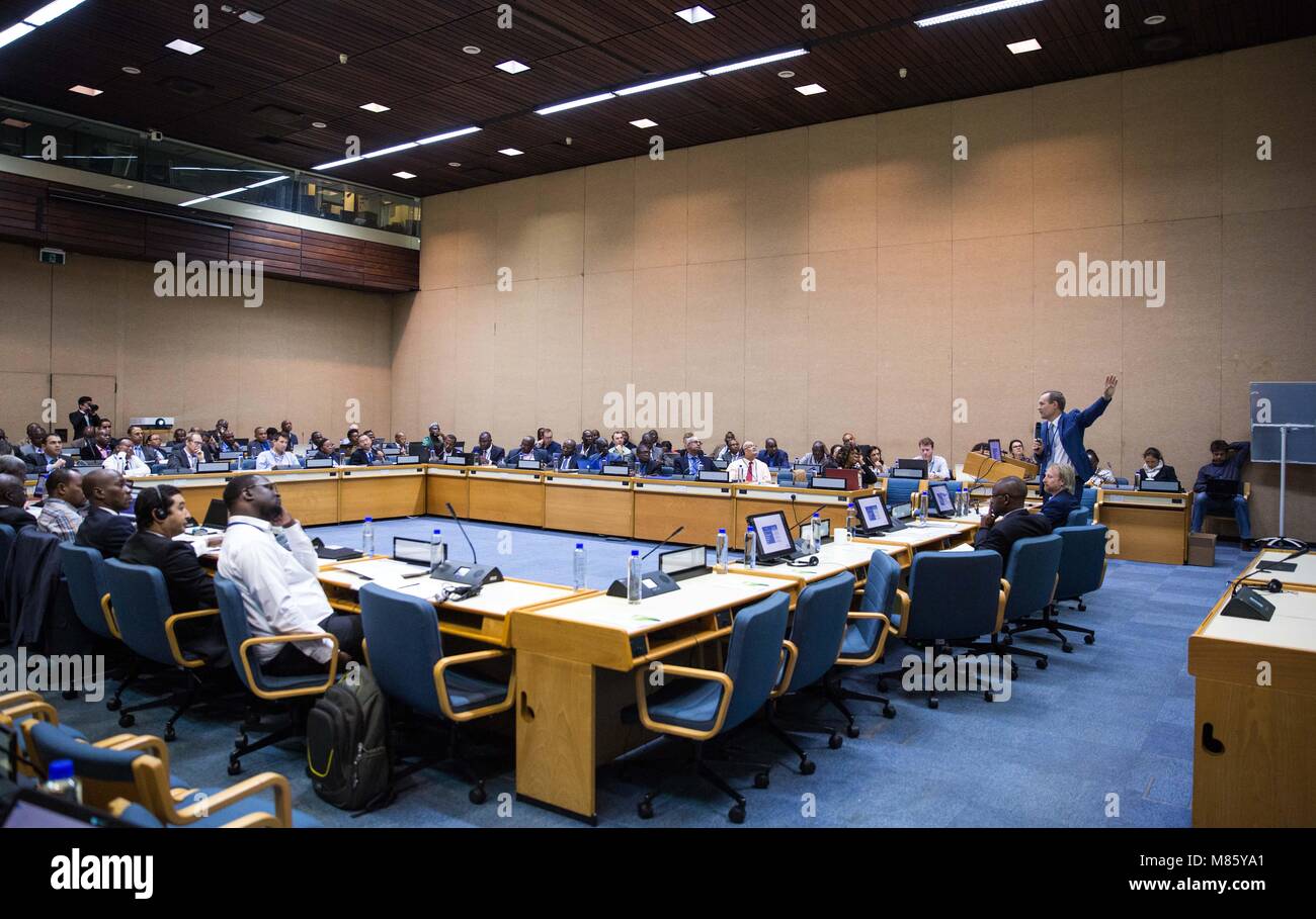 Nairobi. Xiv Mar, 2018. Foto scattata il 14 marzo 2018 mostra una vista generale dell'Africa pulire la settimana della mobilità a conferenza ONU Ambiente sede a Nairobi in Kenya. Il direttore esecutivo dell'ONU per l'ambiente Erik Solheim Mercoledì ha invitato i governi africani a mettere le politiche e le finanze in posizione iniziale per l'adozione di veicoli elettrici per tagliare l'inquinamento atmosferico durante l'Africa pulire la settimana della mobilità a conferenza. Credito: Lyu Shuai/Xinhua/Alamy Live News Foto Stock