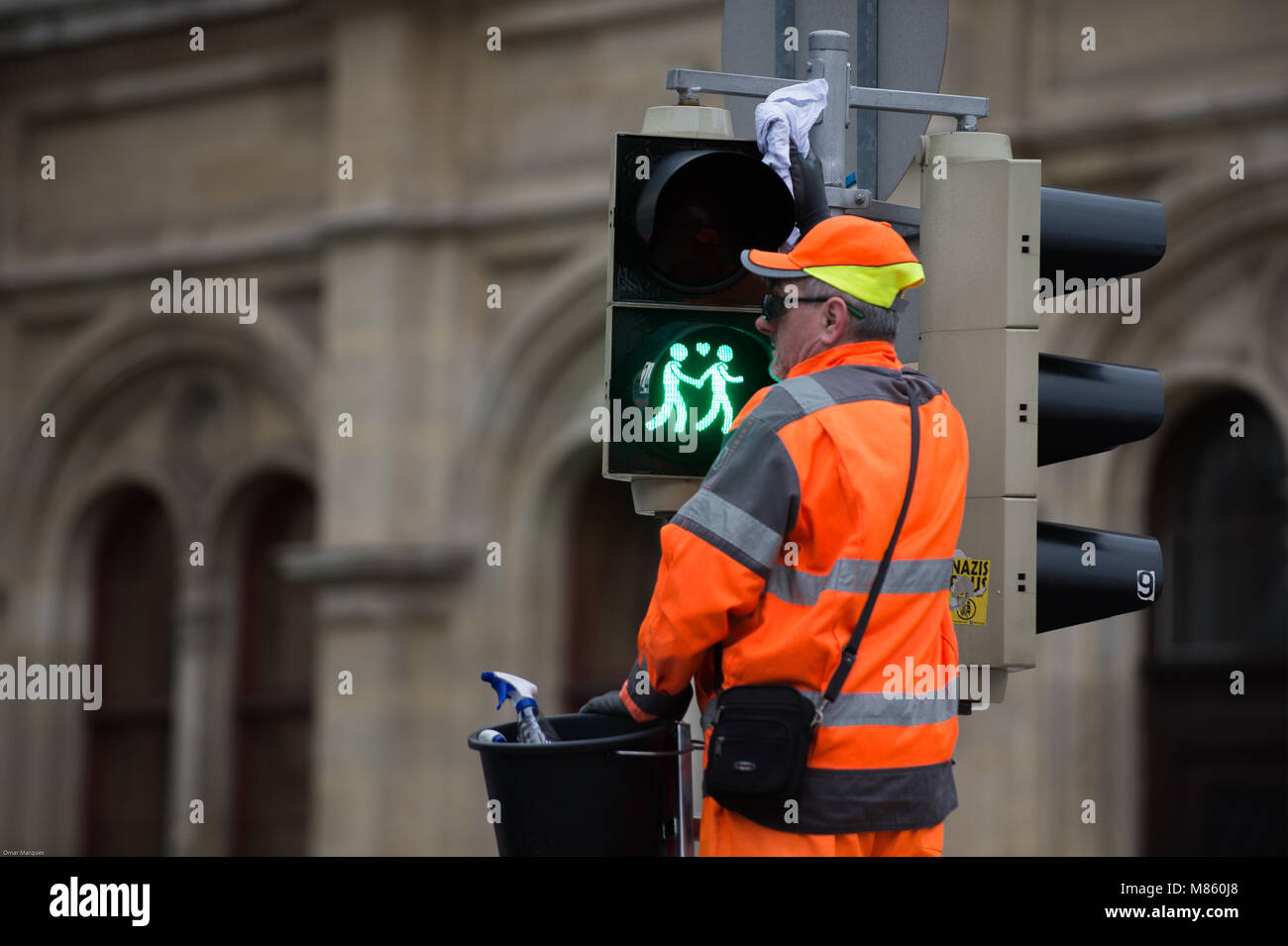 Vienna, Austria. Xiv Mar, 2018. Un lavoratore pubblico pulisce un semaforo per coppie di innamorati in Vienna. Credito: Omar Marques/SOPA Immagini/ZUMA filo/Alamy Live News Foto Stock