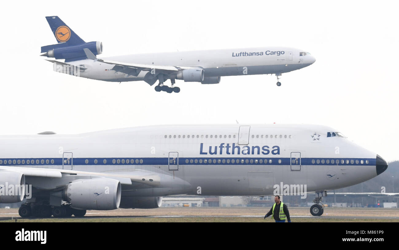 14 marzo 2018, Germania, Frankfurt am Main: un MD-11F di terre Lufthansa-Cargo dietro un design retrò Lufthansa Boeing 747-8 all'aeroporto di Francoforte. Foto: Arne Dedert/dpa Foto Stock